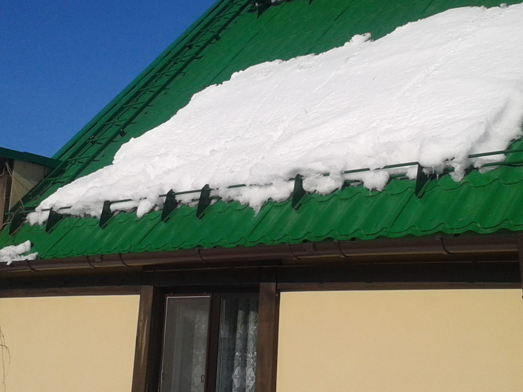 Крыши зимой, снегозадержатели