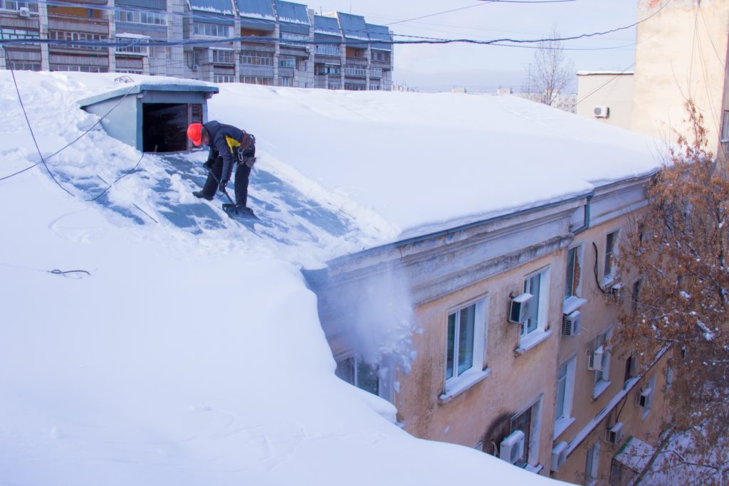 Очистка снега с крыши
