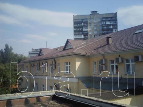 Установка ограждающих конструкций и лестниц на кровле офисного здания. Здание до начала работ.
